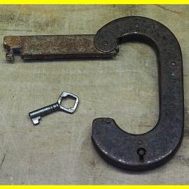 altes seltenes Vorh�ngeschloss in Flach - Karabinerform ca. 108 x 59 mm - Bild vergr��ern 